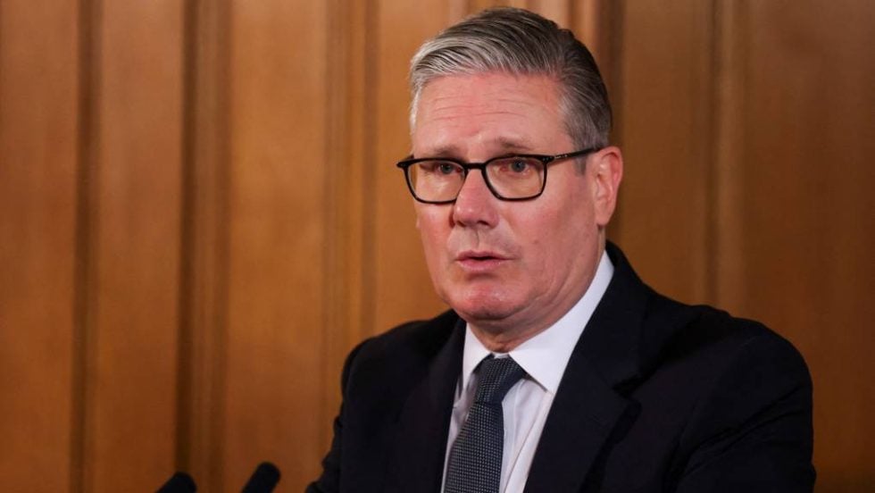 Ανάλυση BBC: Πώς βρέθηκε ο Στάρμερ στο μάτι του κυκλώνα - Οι 3 «δελφίνοι» και η άρνηση να παραιτηθεί